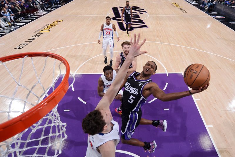 SACRAMENTO, CA - FEBRUARY 7: De'Aaron Fox #5 of the Sacramento Kings drives to the basket during the game against the Detroit Pistons on February 7, 2024 at Golden 1 Center in Sacramento, California. NOTE TO USER: User expressly acknowledges and agrees that, by downloading and or using this Photograph, user is consenting to the terms and conditions of the Getty Images License Agreement. Mandatory Copyright Notice: Copyright 2024 NBAE (Photo by Rocky Widner/NBAE via Getty Images)