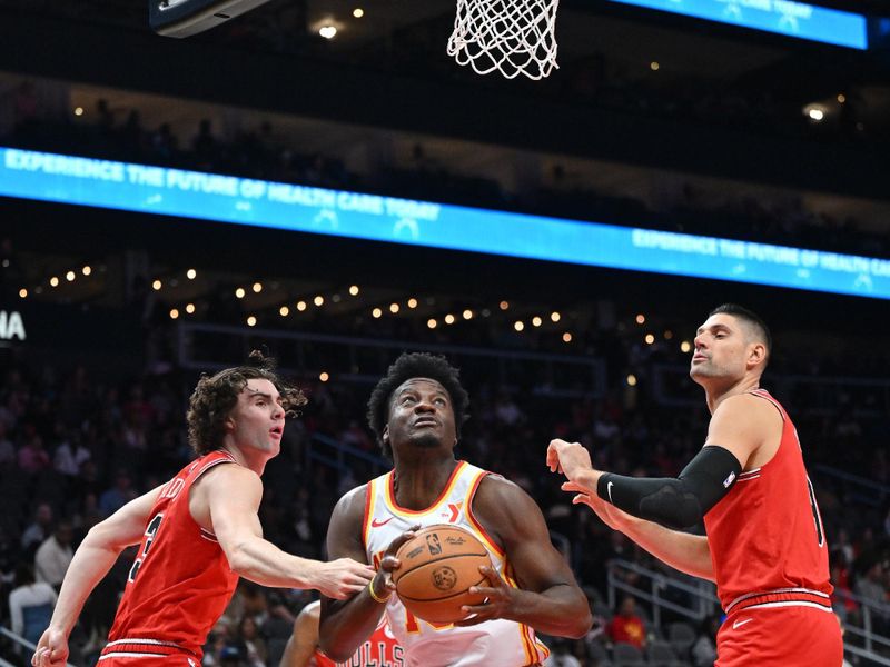 ATLANTA, GEORGIA - NOVEMBER 09: Clint Capela #15 of the Atlanta Hawks handles the ball during the game against the Chicago Bulls on November 9, 2024 at State Farm Arena in Atlanta, Georgia. NOTE TO USER: User expressly acknowledges and agrees that, by downloading and or using this photograph, User is consenting to the terms and conditions of the Getty Images License Agreement.  (Photo by Paras Griffin/Getty Images)