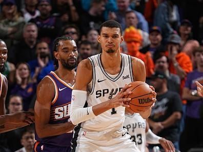 PHOENIX, AZ - NOVEMBER 2: Victor Wembanyama #1 of the San Antonio Spurs handles the ball during the game against the Phoenix Suns on November 2, 2023 at Footprint Center in Phoenix, Arizona. NOTE TO USER: User expressly acknowledges and agrees that, by downloading and or using this photograph, user is consenting to the terms and conditions of the Getty Images License Agreement. Mandatory Copyright Notice: Copyright 2023 NBAE (Photo by Garrett Ellwood/NBAE via Getty Images)