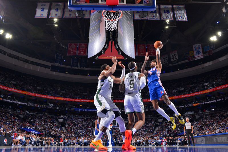 PHILADELPHIA, PA - OCTOBER 23: Kelly Oubre Jr. #9 of the Philadelphia 76ers drives to the basket during the game against the Milwaukee Bucks on October 23, 2024 at the Wells Fargo Center in Philadelphia, Pennsylvania NOTE TO USER: User expressly acknowledges and agrees that, by downloading and/or using this Photograph, user is consenting to the terms and conditions of the Getty Images License Agreement. Mandatory Copyright Notice: Copyright 2024 NBAE (Photo by Jesse D. Garrabrant/NBAE via Getty Images)