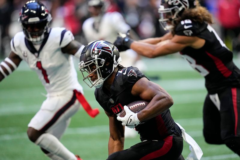 Atlanta Falcons running back Bijan Robinson (7) runs the ball in the second half of an NFL football game against the Houston Texans in Atlanta, Sunday, Oct. 8, 2023. (AP Photo/Mike Stewart)