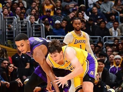 LOS ANGELES, CA - NOVEMBER 15: Austin Reaves #15 of the Los Angeles Lakers hustles after loose ball during the game against the Sacramento Kings on November 15, 2023 at Crypto.Com Arena in Los Angeles, California. NOTE TO USER: User expressly acknowledges and agrees that, by downloading and/or using this Photograph, user is consenting to the terms and conditions of the Getty Images License Agreement. Mandatory Copyright Notice: Copyright 2023 NBAE (Photo by Adam Pantozzi/NBAE via Getty Images)