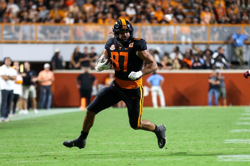 Sep 30, 2023; Knoxville, Tennessee, USA; Tennessee Volunteers tight end Jacob Warren (87) runs the ball against the South Carolina Gamecocks during the second half at Neyland Stadium. Mandatory Credit: Randy Sartin-USA TODAY Sports