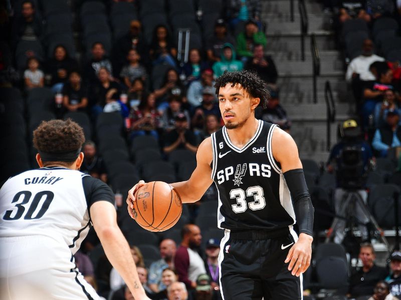 SAN ANTONIO, TX - JANUARY 17: Tre Jones #33 of the San Antonio Spurs drives to the basket during the game against the Brooklyn Nets on January 17, 2023 at the AT&T Center in San Antonio, Texas. NOTE TO USER: User expressly acknowledges and agrees that, by downloading and or using this photograph, user is consenting to the terms and conditions of the Getty Images License Agreement. Mandatory Copyright Notice: Copyright 2022 NBAE (Photos by Michael Gonzales/NBAE via Getty Images)