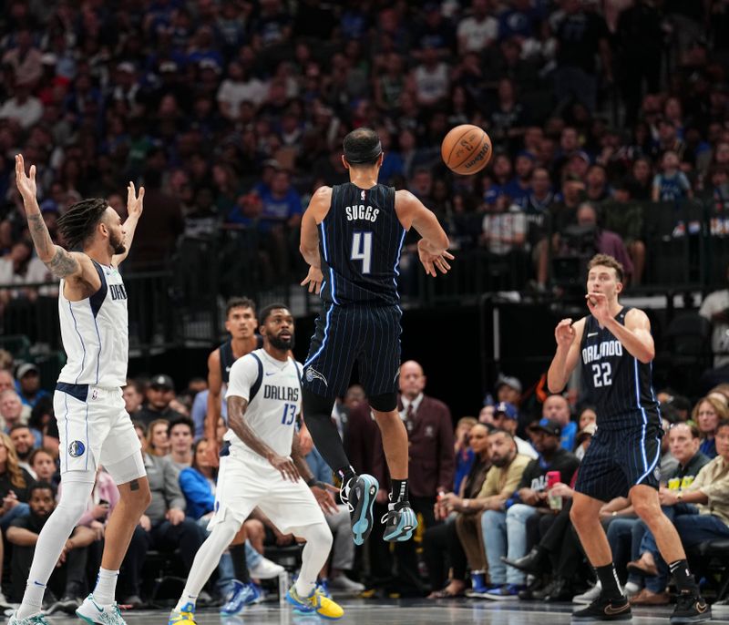 DALLAS, TX - NOVEMBER 3: Jalen Suggs #4 of the Orlando Magic passes the ball to teammate Franz Wagner #22 during the game against the Dallas Mavericks on November 3, 2024 at American Airlines Center in Dallas, Texas. NOTE TO USER: User expressly acknowledges and agrees that, by downloading and or using this photograph, User is consenting to the terms and conditions of the Getty Images License Agreement. Mandatory Copyright Notice: Copyright 2024 NBAE (Photo by Glenn James/NBAE via Getty Images)