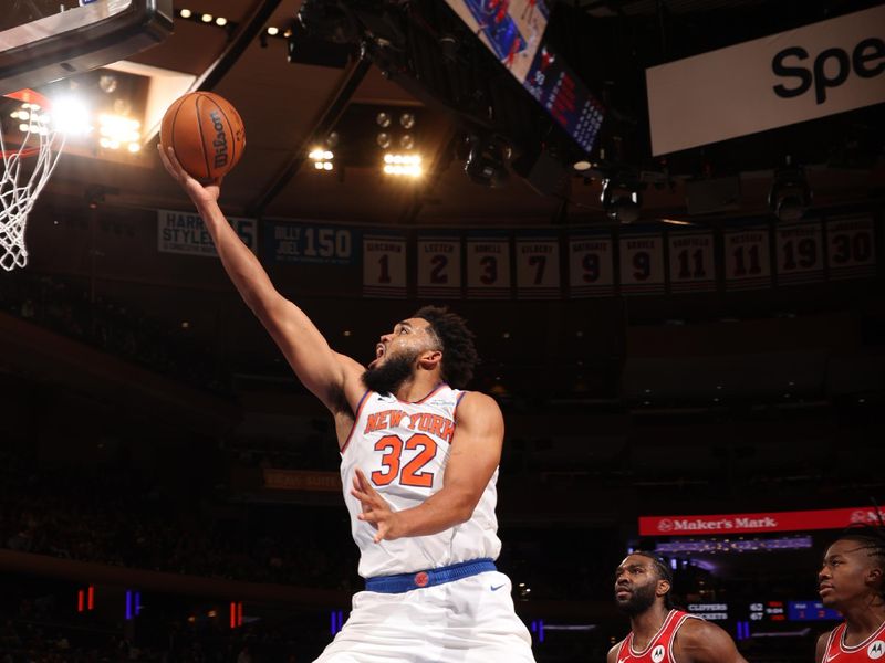 NEW YORK, NY - NOVEMBER 13: Karl-Anthony Towns #32 of the New York Knicks drives to the basket during the game against the Chicago Bulls on November 13, 2024 at Madison Square Garden in New York City, New York.  NOTE TO USER: User expressly acknowledges and agrees that, by downloading and or using this photograph, User is consenting to the terms and conditions of the Getty Images License Agreement. Mandatory Copyright Notice: Copyright 2024 NBAE  (Photo by Joe Murphy/NBAE via Getty Images)