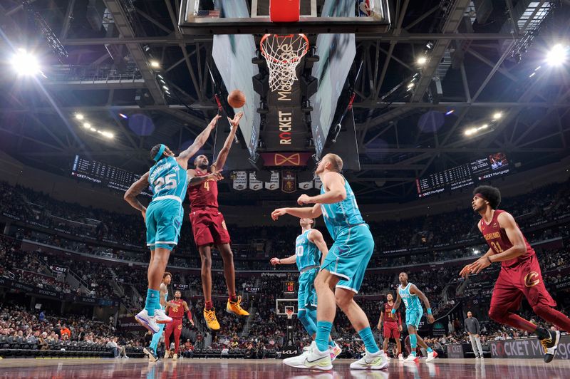 CLEVELAND, OH - NOVEMBER 18: Evan Mobley #4 of the Cleveland Cavaliers drives to the basket against the Charlotte Hornets on November 18, 2022 at Rocket Mortgage FieldHouse in Cleveland, Ohio. NOTE TO USER: User expressly acknowledges and agrees that, by downloading and/or using this Photograph, user is consenting to the terms and conditions of the Getty Images License Agreement. Mandatory Copyright Notice: Copyright 2022 NBAE (Photo by David Liam Kyle/NBAE via Getty Images)