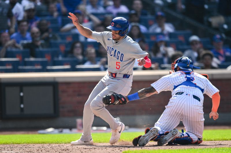 May 2, 2024; New York City, New York, USA; New York Mets catcher Omar Narváez (2) tags out Chicago Cubs third baseman Christopher Morel (5) at home plate during the tenth inning at Citi Field. Mandatory Credit: John Jones-USA TODAY Sports