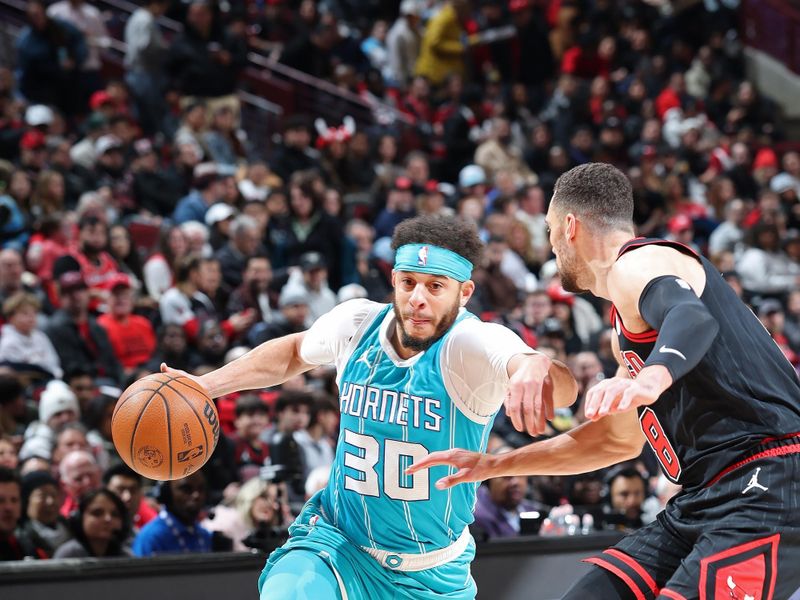 CHICAGO, IL - JANUARY 17: Seth Curry #30 of the Charlotte Hornets drives to the basket during the game against the Chicago Bulls on January 17, 2025 at United Center in Chicago, Illinois. NOTE TO USER: User expressly acknowledges and agrees that, by downloading and or using this photograph, User is consenting to the terms and conditions of the Getty Images License Agreement. Mandatory Copyright Notice: Copyright 2025 NBAE (Photo by Jeff Haynes/NBAE via Getty Images)