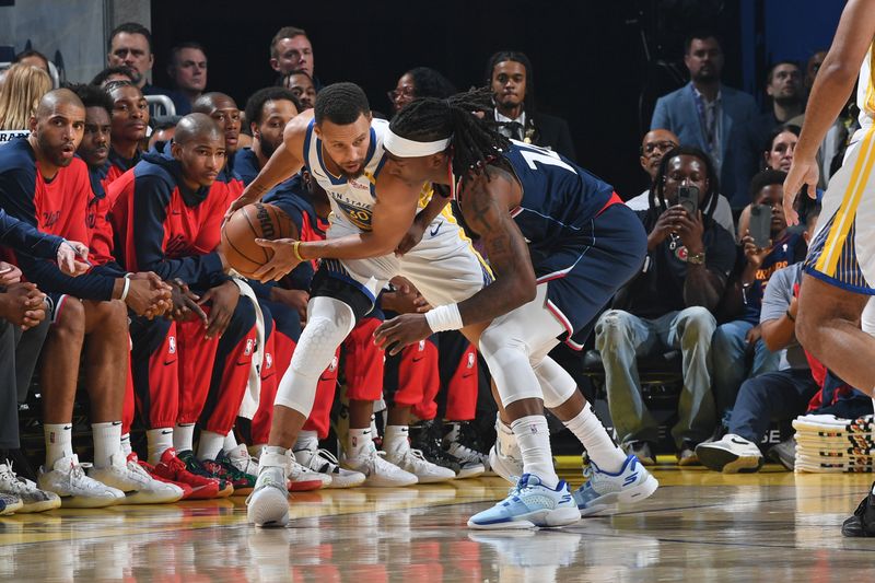SAN FRANCISCO, CA - OCTOBER 27: Stephen Curry #30 of the Golden State Warriors handles the ball during the game against the LA Clippers on October 27, 2024 at Chase Center in San Francisco, California. NOTE TO USER: User expressly acknowledges and agrees that, by downloading and or using this photograph, user is consenting to the terms and conditions of Getty Images License Agreement. Mandatory Copyright Notice: Copyright 2024 NBAE (Photo by Noah Graham/NBAE via Getty Images)