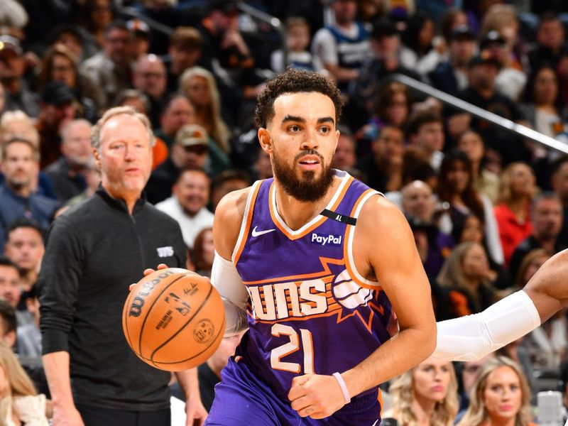 PHOENIX, AZ - JANUARY 29: Tyus Jones #21 of the Phoenix Suns handles the ball during the game against the Minnesota Timberwolves on January 29, 2025 at Footprint Center in Phoenix, Arizona. NOTE TO USER: User expressly acknowledges and agrees that, by downloading and or using this photograph, user is consenting to the terms and conditions of the Getty Images License Agreement. Mandatory Copyright Notice: Copyright 2025 NBAE (Photo by Barry Gossage/NBAE via Getty Images)