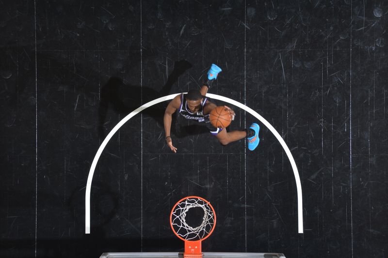 SAN ANTONIO, TX - NOVEMBER 11: De'Aaron Fox #5 of the Sacramento Kings dunks the ball during the game against the San Antonio Spurs  during a regular season game on November 11, 2024 at the Frost Bank Center in San Antonio, Texas. NOTE TO USER: User expressly acknowledges and agrees that, by downloading and or using this photograph, user is consenting to the terms and conditions of the Getty Images License Agreement. Mandatory Copyright Notice: Copyright 2024 NBAE (Photos by Michael Gonzales/NBAE via Getty Images)