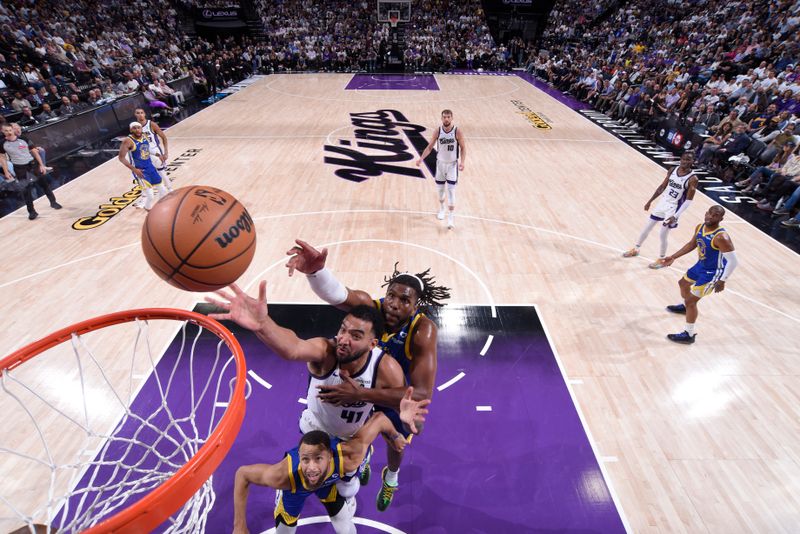 SACRAMENTO, CA - APRIL 16: Trey Lyles #41 of the Sacramento Kings drives to the basket during the game against the Golden State Warriors during the 2024 Play-In Tournament on April 16, 2024 at Golden 1 Center in Sacramento, California. NOTE TO USER: User expressly acknowledges and agrees that, by downloading and or using this Photograph, user is consenting to the terms and conditions of the Getty Images License Agreement. Mandatory Copyright Notice: Copyright 2024 NBAE (Photo by Rocky Widner/NBAE via Getty Images)