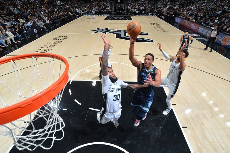 SAN ANTONIO, TX - JANUARY 17: Desmond Bane #22 of the Memphis Grizzlies shoots the ball during the game against the San Antonio Spurs on January 17, 2025 at the Frost Bank Center in San Antonio, Texas. NOTE TO USER: User expressly acknowledges and agrees that, by downloading and or using this photograph, user is consenting to the terms and conditions of the Getty Images License Agreement. Mandatory Copyright Notice: Copyright 2025 NBAE (Photos by Michael Gonzales/NBAE via Getty Images)