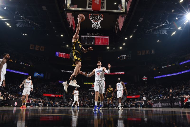 SAN FRANCISCO, CA - FEBRUARY 14: Klay Thompson #11 of the Golden State Warriors drives to the basket during the game against the LA Clippers on FEBRUARY 14, 2024 at Chase Center in San Francisco, California. NOTE TO USER: User expressly acknowledges and agrees that, by downloading and or using this photograph, user is consenting to the terms and conditions of Getty Images License Agreement. Mandatory Copyright Notice: Copyright 2024 NBAE (Photo by Noah Graham/NBAE via Getty Images)