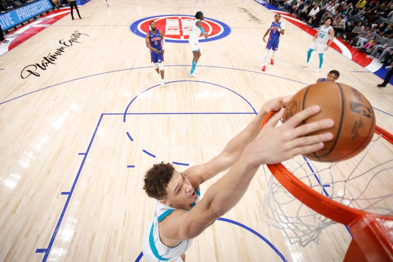 DETROIT, MI - JANUARY 03:  Tidjane Salaun #31 of the Charlotte Hornets dunks the ball during the game against the Detroit Pistonson January 03, 2025 at Little Caesars Arena in Detroit, Michigan. NOTE TO USER: User expressly acknowledges and agrees that, by downloading and/or using this photograph, User is consenting to the terms and conditions of the Getty Images License Agreement. Mandatory Copyright Notice: Copyright 2025 NBAE (Photo by Brian Sevald/NBAE via Getty Images)