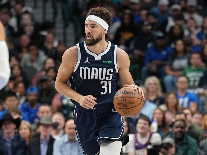 DALLAS, TX - NOVEMBER 8: Klay Thompson #31 of the Dallas Mavericks dribbles the ball during the game against the Phoenix Suns on November 6, 2024 at the American Airlines Center in Dallas, Texas. NOTE TO USER: User expressly acknowledges and agrees that, by downloading and or using this photograph, User is consenting to the terms and conditions of the Getty Images License Agreement. Mandatory Copyright Notice: Copyright 2024 NBAE (Photo by Glenn James/NBAE via Getty Images)