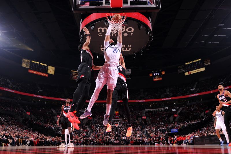 PORTLAND, OR - DECEMBER 1: Daniel Gafford #21 of the Dallas Mavericks dunks the ball during the game against the Portland Trail Blazers on December 1, 2024 at the Moda Center Arena in Portland, Oregon. NOTE TO USER: User expressly acknowledges and agrees that, by downloading and or using this photograph, user is consenting to the terms and conditions of the Getty Images License Agreement. Mandatory Copyright Notice: Copyright 2024 NBAE (Photo by Cameron Browne/NBAE via Getty Images)