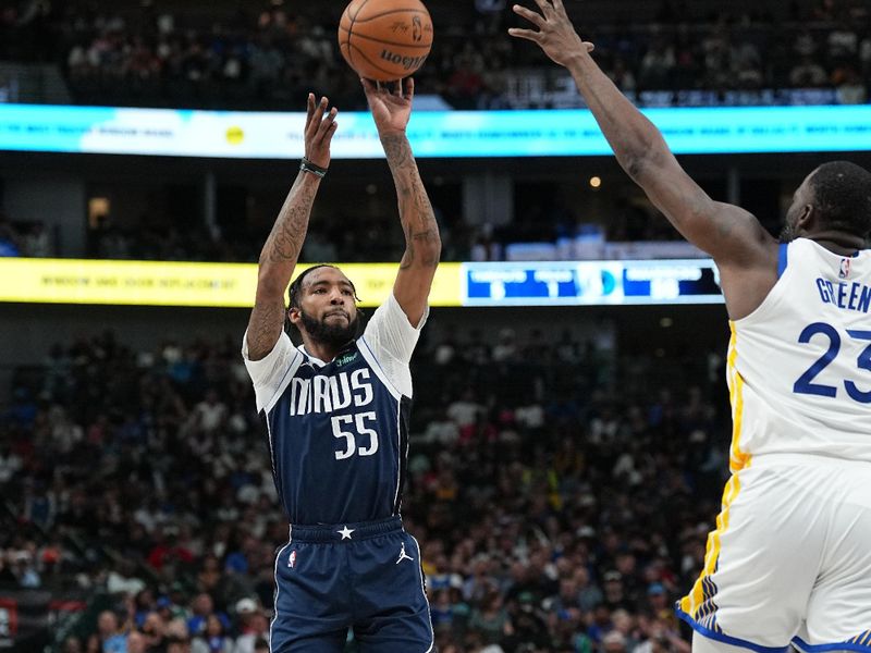 DALLAS, TX - APRIL 5: Derrick Jones Jr. #55 of the Dallas Mavericks shoots a three point basket during the game against the Golden State Warriors on April 5, 2024 at the American Airlines Center in Dallas, Texas. NOTE TO USER: User expressly acknowledges and agrees that, by downloading and or using this photograph, User is consenting to the terms and conditions of the Getty Images License Agreement. Mandatory Copyright Notice: Copyright 2024 NBAE (Photo by Glenn James/NBAE via Getty Images)