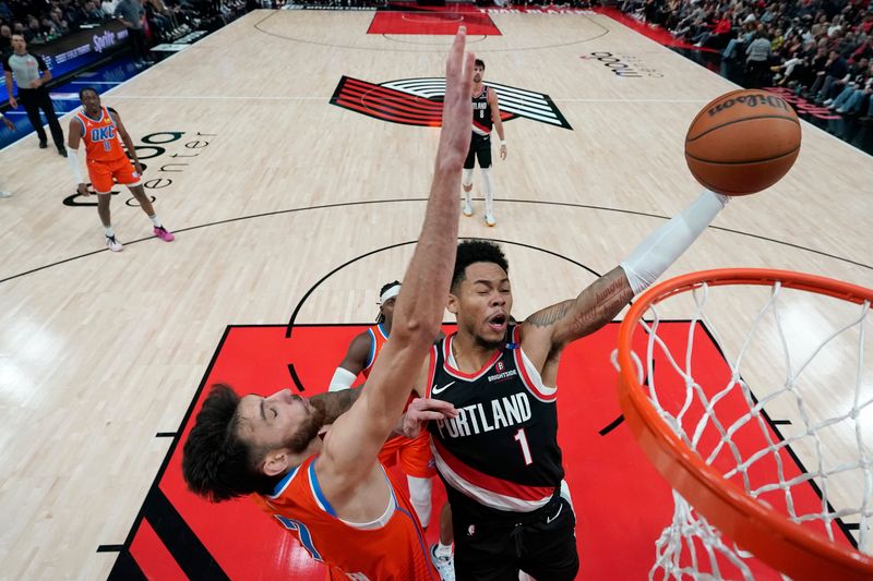 PORTLAND, OREGON - NOVEMBER 01: Anfernee Simons #1 of the Portland Trail Blazers goes up to dunk under pressure from Chet Holmgren #7 of the Oklahoma City Thunder during the second half at Moda Center on November 01, 2024 in Portland, Oregon. NOTE TO USER: User expressly acknowledges and agrees that, by downloading and or using this photograph, User is consenting to the terms and conditions of the Getty Images License Agreement. (Photo by Soobum Im/Getty Images)