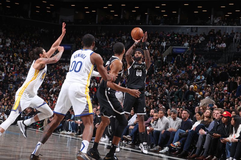 BROOKLYN, NY - FEBRUARY 5: Royce O'Neale #00 of the Brooklyn Nets shoots a three point basket during the game against the Golden State Warriors on February 5, 2024 at Barclays Center in Brooklyn, New York. NOTE TO USER: User expressly acknowledges and agrees that, by downloading and or using this Photograph, user is consenting to the terms and conditions of the Getty Images License Agreement. Mandatory Copyright Notice: Copyright 2024 NBAE (Photo by Nathaniel S. Butler/NBAE via Getty Images)