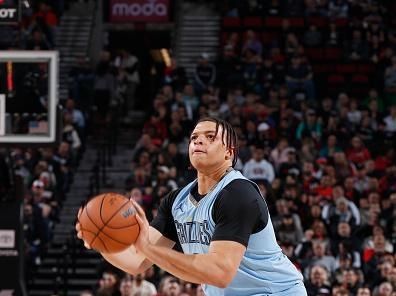 PORTLAND, OR - NOVEMBER 5: Kenneth Lofton Jr. #6 of the Memphis Grizzlies prepares to shoot a three point basket during the game against the Portland Trail Blazers on November 5, 2023 at the Moda Center Arena in Portland, Oregon. NOTE TO USER: User expressly acknowledges and agrees that, by downloading and or using this photograph, user is consenting to the terms and conditions of the Getty Images License Agreement. Mandatory Copyright Notice: Copyright 2023 NBAE (Photo by Cameron Browne/NBAE via Getty Images)