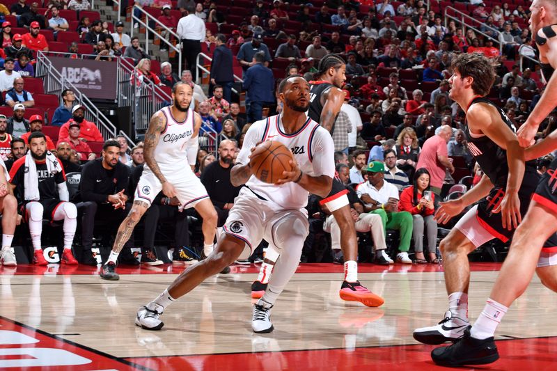 HOUSTON, TX - NOVEMBER 13:  Norman Powell #24 of the LA Clippers drives to the basket during the game against the Houston Rockets on November 13, 2024 at the Toyota Center in Houston, Texas. NOTE TO USER: User expressly acknowledges and agrees that, by downloading and or using this photograph, User is consenting to the terms and conditions of the Getty Images License Agreement. Mandatory Copyright Notice: Copyright 2024 NBAE (Photo by Logan Riely/NBAE via Getty Images)