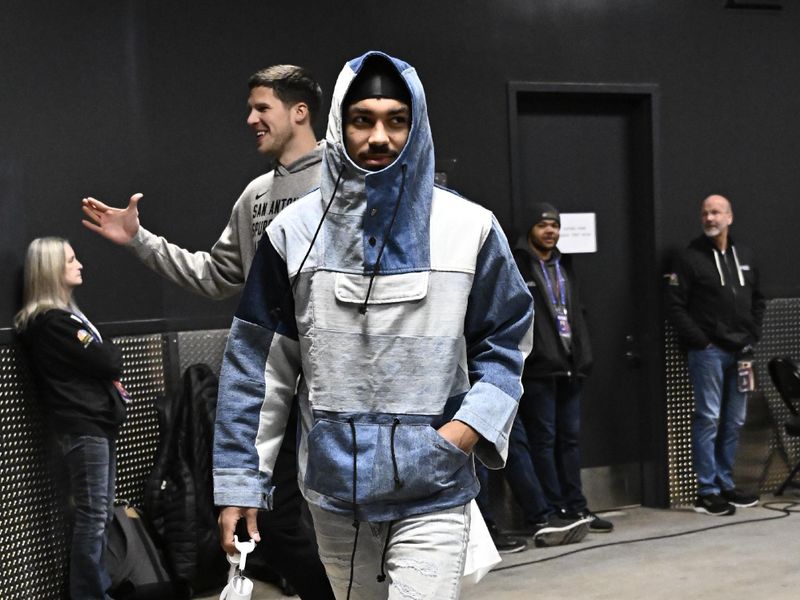 PHILADELPHIA, PA - JANUARY 22: Tre Jones #33 of the San Antonio Spurs arrives to the arena before the game against the Philadelphia 76ers on January 22, 2024 at the Wells Fargo Center in Philadelphia, Pennsylvania NOTE TO USER: User expressly acknowledges and agrees that, by downloading and/or using this Photograph, user is consenting to the terms and conditions of the Getty Images License Agreement. Mandatory Copyright Notice: Copyright 2024 NBAE (Photo by David Dow/NBAE via Getty Images)