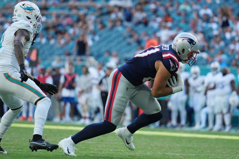 New England Patriots tight end Austin Hooper (81) runs for a touchdown during the second half of an NFL football game against the Miami Dolphins, Sunday, Nov. 24, 2024, in Miami Gardens, Fla. (AP Photo/Lynne Sladky)