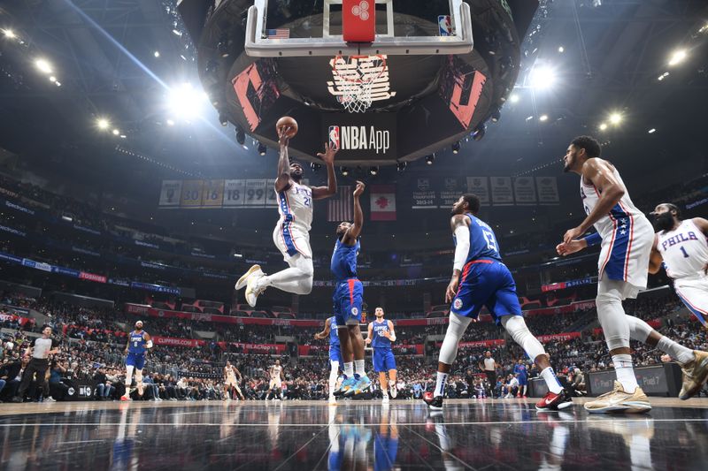 LOS ANGELES, CA - JANUARY 17: Joel Embiid #21 of the Philadelphia 76ers drives to the basket during the game against the LA Clippers on January 17, 2023 at Crypto.Com Arena in Los Angeles, California. NOTE TO USER: User expressly acknowledges and agrees that, by downloading and/or using this Photograph, user is consenting to the terms and conditions of the Getty Images License Agreement. Mandatory Copyright Notice: Copyright 2023 NBAE (Photo by Adam Pantozzi/NBAE via Getty Images)