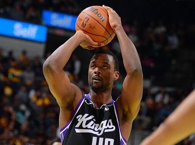 SAN ANTONIO, TX - NOVEMBER 17: Harrison Barnes #40 of the Sacramento Kings shoots a free throw during the game against the San Antonio Spurs during the In-Season Tournament on November 17, 2023 at the Frost Bank Center in San Antonio, Texas. NOTE TO USER: User expressly acknowledges and agrees that, by downloading and or using this photograph, user is consenting to the terms and conditions of the Getty Images License Agreement. Mandatory Copyright Notice: Copyright 2023 NBAE (Photos by Michael Gonzales/NBAE via Getty Images)