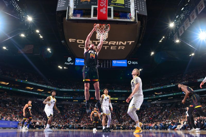 PHOENIX, AZ - FEBRUARY 8:  Drew Eubanks #14 of the Phoenix Suns goes to the basket during the game on February 8, 2024 at Footprint Center in Phoenix, Arizona. NOTE TO USER: User expressly acknowledges and agrees that, by downloading and or using this photograph, user is consenting to the terms and conditions of the Getty Images License Agreement. Mandatory Copyright Notice: Copyright 2024 NBAE (Photo by Kate Frese/NBAE via Getty Images)