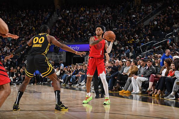 SAN FRANCISCO, CA - DECEMBER 23: Anfernee Simons #1 of the Portland Trail Blazers handles the ball during the game against the Golden State Warriors on December 23, 2023 at Chase Center in San Francisco, California. NOTE TO USER: User expressly acknowledges and agrees that, by downloading and or using this photograph, user is consenting to the terms and conditions of Getty Images License Agreement. Mandatory Copyright Notice: Copyright 2023 NBAE (Photo by Noah Graham/NBAE via Getty Images)