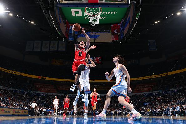 OKLAHOMA CITY, OK - NOVEMBER 22:  Alex Caruso #6 of the Chicago Bulls drives to the basket during the game against the Oklahoma City Thunder on November 22, 2023 at Paycom Arena in Oklahoma City, Oklahoma. NOTE TO USER: User expressly acknowledges and agrees that, by downloading and or using this photograph, User is consenting to the terms and conditions of the Getty Images License Agreement. Mandatory Copyright Notice: Copyright 2023 NBAE (Photo by Zach Beeker/NBAE via Getty Images)