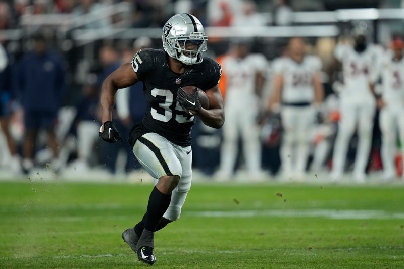 Las Vegas Raiders running back Zamir White (35) runs against the Denver Broncos during an NFL football game, Sunday, Jan. 7, 2024, in Las Vegas. (AP Photo/John Locher)