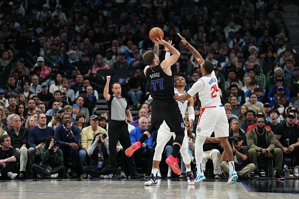 DALLAS, TX - DECEMBER 20: Luka Doncic #77 of the Dallas Mavericks shoots the ball during the game against the LA Clippers on December 20, 2023 at the American Airlines Center in Dallas, Texas. NOTE TO USER: User expressly acknowledges and agrees that, by downloading and or using this photograph, User is consenting to the terms and conditions of the Getty Images License Agreement. Mandatory Copyright Notice: Copyright 2023 NBAE (Photo by Glenn James/NBAE via Getty Images)