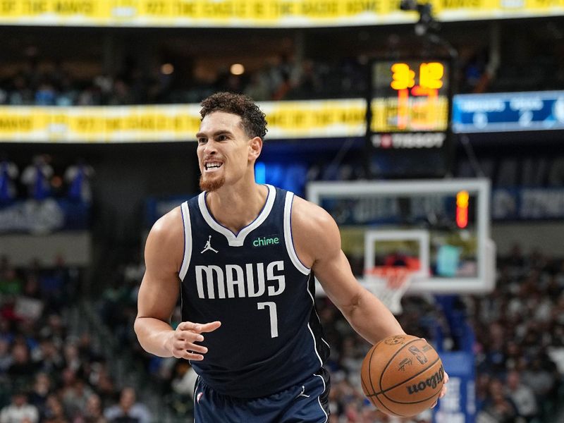DALLAS, TX - NOVEMBER 8: Dwight Powell #7 of the Dallas Mavericks looks to pass the ball during the game against the Phoenix Suns on November 6, 2024 at the American Airlines Center in Dallas, Texas. NOTE TO USER: User expressly acknowledges and agrees that, by downloading and or using this photograph, User is consenting to the terms and conditions of the Getty Images License Agreement. Mandatory Copyright Notice: Copyright 2024 NBAE (Photo by Glenn James/NBAE via Getty Images)