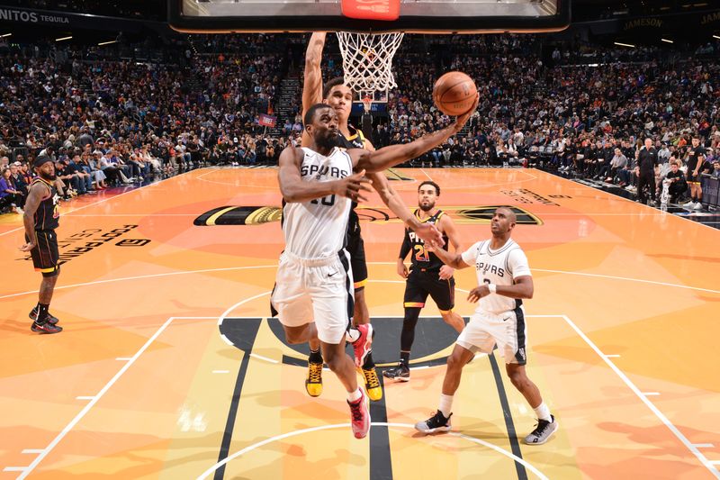 PHOENIX, AZ - DECEMBER 3: Harrison Barnes #40 of the San Antonio Spurs drives to the basket during the game against the Phoenix Suns during a Emirates NBA Cup game on December 3, 2024 at Footprint Center in Phoenix, Arizona. NOTE TO USER: User expressly acknowledges and agrees that, by downloading and or using this photograph, user is consenting to the terms and conditions of the Getty Images License Agreement. Mandatory Copyright Notice: Copyright 2024 NBAE (Photo by Barry Gossage/NBAE via Getty Images)