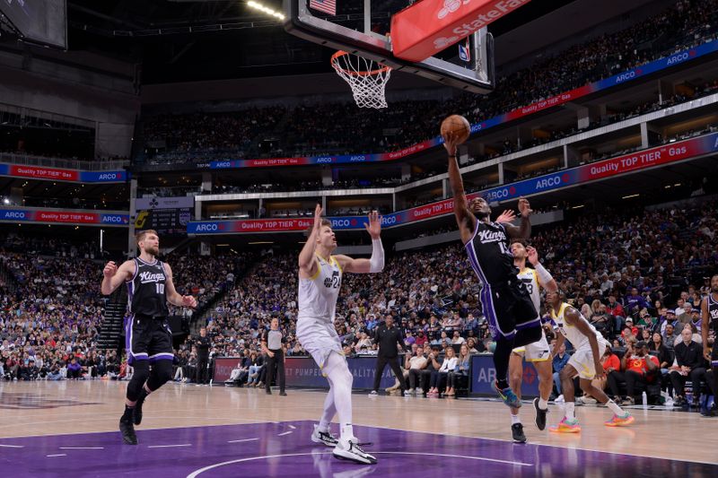 SACRAMENTO, CA - MARCH 31: Davion Mitchell #15 of the Sacramento Kings drives to the basket during the game against the Utah Jazz on March 31, 2024 at Golden 1 Center in Sacramento, California. NOTE TO USER: User expressly acknowledges and agrees that, by downloading and or using this Photograph, user is consenting to the terms and conditions of the Getty Images License Agreement. Mandatory Copyright Notice: Copyright 2024 NBAE (Photo by Rocky Widner/NBAE via Getty Images)