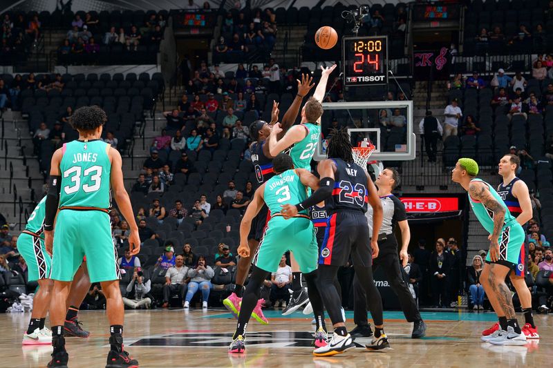 SAN ANTONIO, TX - JANUARY 6: Jalen Duren #0 of the Detroit Pistons and Jakob Poeltl #25 of the San Antonio Spurs reach for the tip-off during the game on January 6, 2023 at the AT&T Center in San Antonio, Texas. NOTE TO USER: User expressly acknowledges and agrees that, by downloading and or using this photograph, user is consenting to the terms and conditions of the Getty Images License Agreement. Mandatory Copyright Notice: Copyright 2023 NBAE (Photos by Michael Gonzales/NBAE via Getty Images)