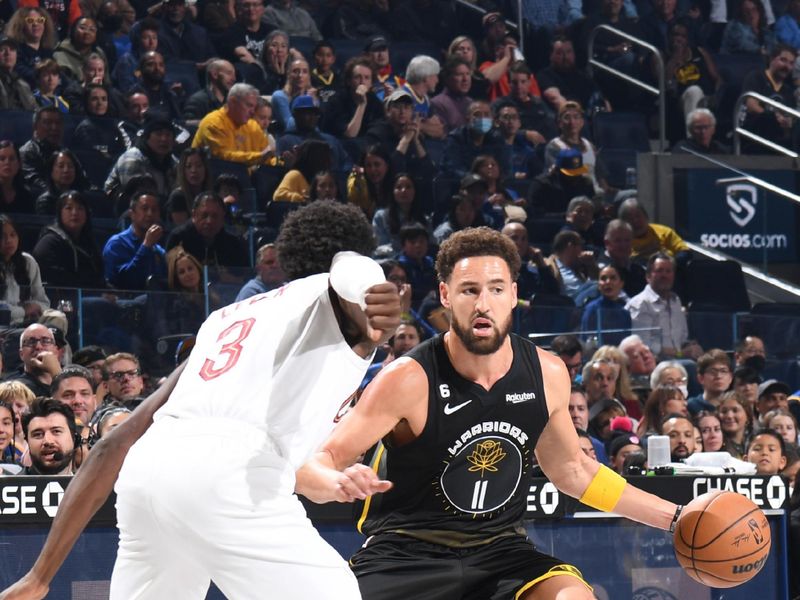 SAN FRANCISCO, CA - NOVEMBER 11: Klay Thompson #11 of the Golden State Warriors drives to the basket during the game against the Cleveland Cavaliers on November 11, 2022 at Chase Center in San Francisco, California. NOTE TO USER: User expressly acknowledges and agrees that, by downloading and or using this photograph, user is consenting to the terms and conditions of Getty Images License Agreement. Mandatory Copyright Notice: Copyright 2022 NBAE (Photo by Noah Graham/NBAE via Getty Images)