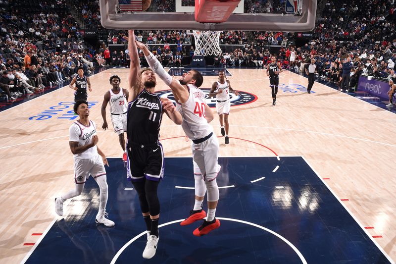 INGLEWOOD, CA - OCTOBER 17: Domantas Sabonis #11 of the Sacramento Kings drives to the basket during the game against the LA Clippers on October 17, 2024 at Intuit Dome in Los Angeles, California. NOTE TO USER: User expressly acknowledges and agrees that, by downloading and/or using this Photograph, user is consenting to the terms and conditions of the Getty Images License Agreement. Mandatory Copyright Notice: Copyright 2024 NBAE (Photo by Juan Ocampo/NBAE via Getty Images)