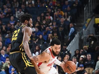 SAN FRANCISCO, CA - NOVEMBER 20: Fred VanVleet #5 of the Houston Rockets drives to the basket during the game against the Golden State Warriors on November 20, 2023 at Chase Center in San Francisco, California. NOTE TO USER: User expressly acknowledges and agrees that, by downloading and or using this photograph, user is consenting to the terms and conditions of Getty Images License Agreement. Mandatory Copyright Notice: Copyright 2023 NBAE (Photo by Noah Graham/NBAE via Getty Images)