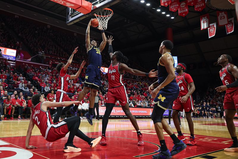 Feb 29, 2024; Piscataway, New Jersey, USA; Michigan Wolverines forward Tarris Reed Jr. (32) dunks the ball against Rutgers Scarlet Knights center Clifford Omoruyi (11) and guard Noah Fernandes (2) during the first half at Jersey Mike's Arena. Mandatory Credit: Vincent Carchietta-USA TODAY Sports