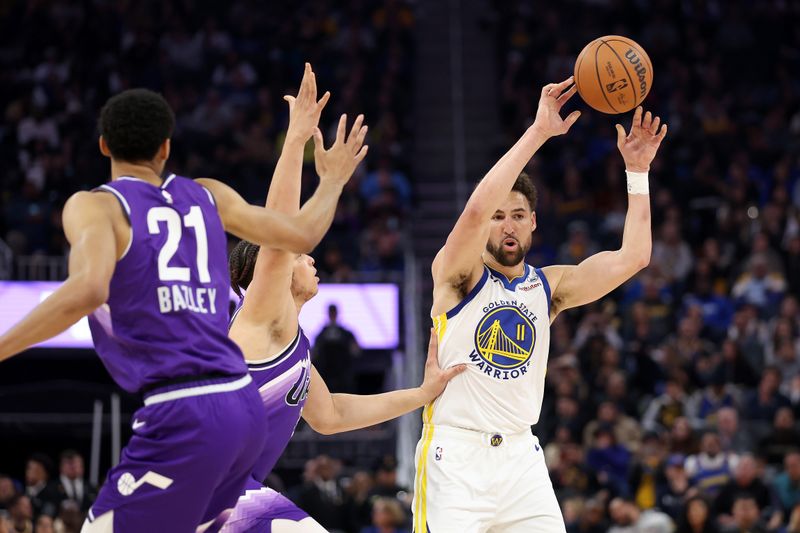 SAN FRANCISCO, CALIFORNIA - APRIL 14: Klay Thompson #11 of the Golden State Warriors passes the ball against the Utah Jazz in the first half at Chase Center on April 14, 2024 in San Francisco, California. NOTE TO USER: User expressly acknowledges and agrees that, by downloading and or using this photograph, User is consenting to the terms and conditions of the Getty Images License Agreement.  (Photo by Ezra Shaw/Getty Images)