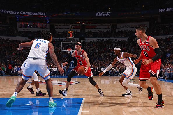 OKLAHOMA CITY, OK - NOVEMBER 22:  Alex Caruso #6 of the Chicago Bulls handles the ball during the game against the Oklahoma City Thunder on November 22, 2023 at Paycom Arena in Oklahoma City, Oklahoma. NOTE TO USER: User expressly acknowledges and agrees that, by downloading and or using this photograph, User is consenting to the terms and conditions of the Getty Images License Agreement. Mandatory Copyright Notice: Copyright 2023 NBAE (Photo by Zach Beeker/NBAE via Getty Images)