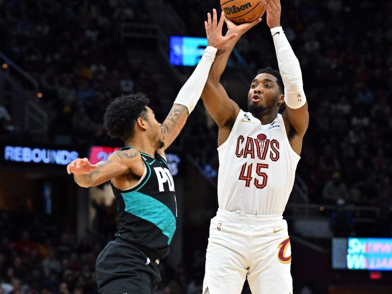 CLEVELAND, OHIO - NOVEMBER 23: Anfernee Simons #1 of the Portland Trail Blazers tries to block Donovan Mitchell #45 of the Cleveland Cavaliers during the fourth quarter at Rocket Mortgage Fieldhouse on November 23, 2022 in Cleveland, Ohio. The Cavaliers defeated the Trail Blazers 114-96. NOTE TO USER: User expressly acknowledges and agrees that, by downloading and or using this photograph, User is consenting to the terms and conditions of the Getty Images License Agreement. (Photo by Jason Miller/Getty Images)