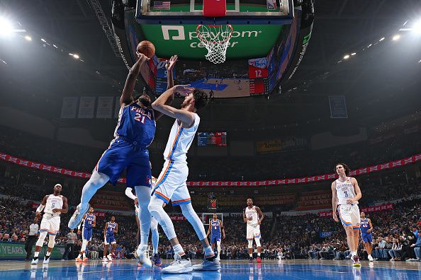 OKLAHOMA CITY, OK - NOVEMBER 25:  Joel Embiid #21 of the Philadelphia 76ers drives to the basket during the game as Chet Holmgren #7 of the Oklahoma City Thunder plays defense on November 25, 2023 at Paycom Arena in Oklahoma City, Oklahoma. NOTE TO USER: User expressly acknowledges and agrees that, by downloading and or using this photograph, User is consenting to the terms and conditions of the Getty Images License Agreement. Mandatory Copyright Notice: Copyright 2023 NBAE (Photo by Zach Beeker/NBAE via Getty Images)