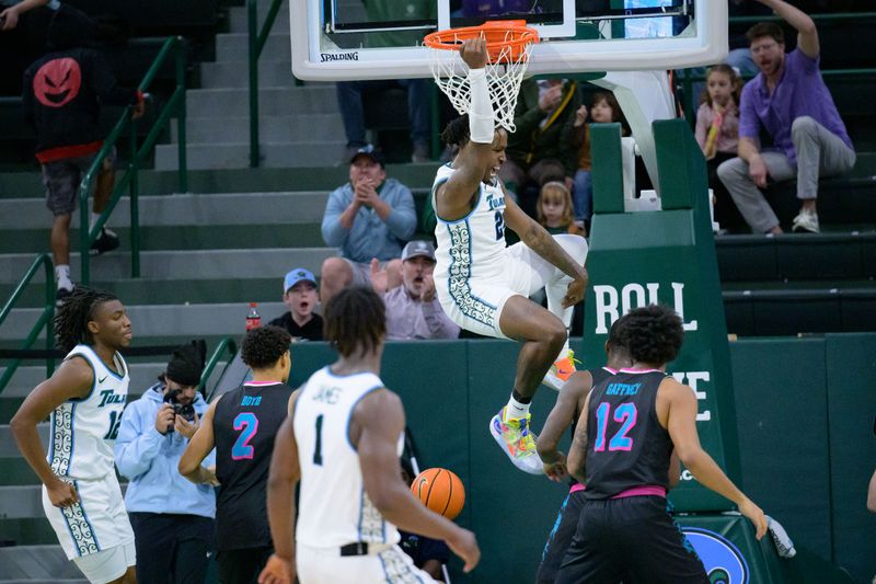 Jan 11, 2024; New Orleans, Louisiana, USA; Tulane Green Wave forward Kevin Cross (24) dunks against Florida Atlantic Owls guard Jalen Gaffney (12) during the first half at Avron B. Fogelman Arena in Devlin Fieldhouse. Mandatory Credit: Matthew Hinton-USA TODAY Sports