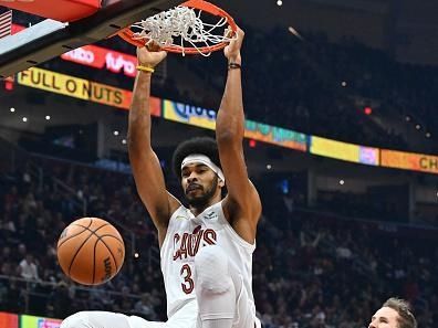 CLEVELAND, OHIO - NOVEMBER 26: Jarrett Allen #31 of the Cleveland Cavaliers dunks over Jakob Poeltl #19 of the Toronto Raptors during the first quarter at Rocket Mortgage Fieldhouse on November 26, 2023 in Cleveland, Ohio. NOTE TO USER: User expressly acknowledges and agrees that, by downloading and or using this photograph, User is consenting to the terms and conditions of the Getty Images License Agreement. (Photo by Jason Miller/Getty Images)